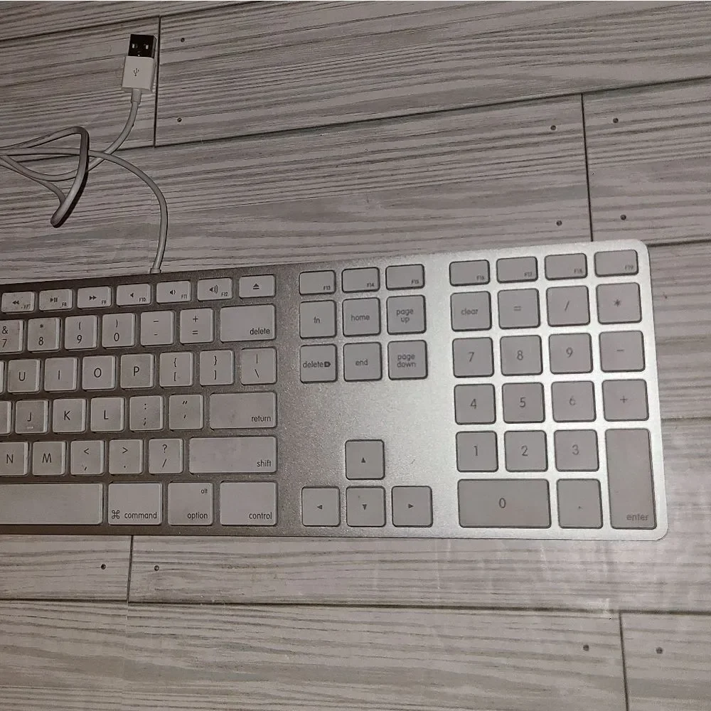 Genuine Apple A1243 White Wired Mac Standard USB Keyboard With Numeric Keypad